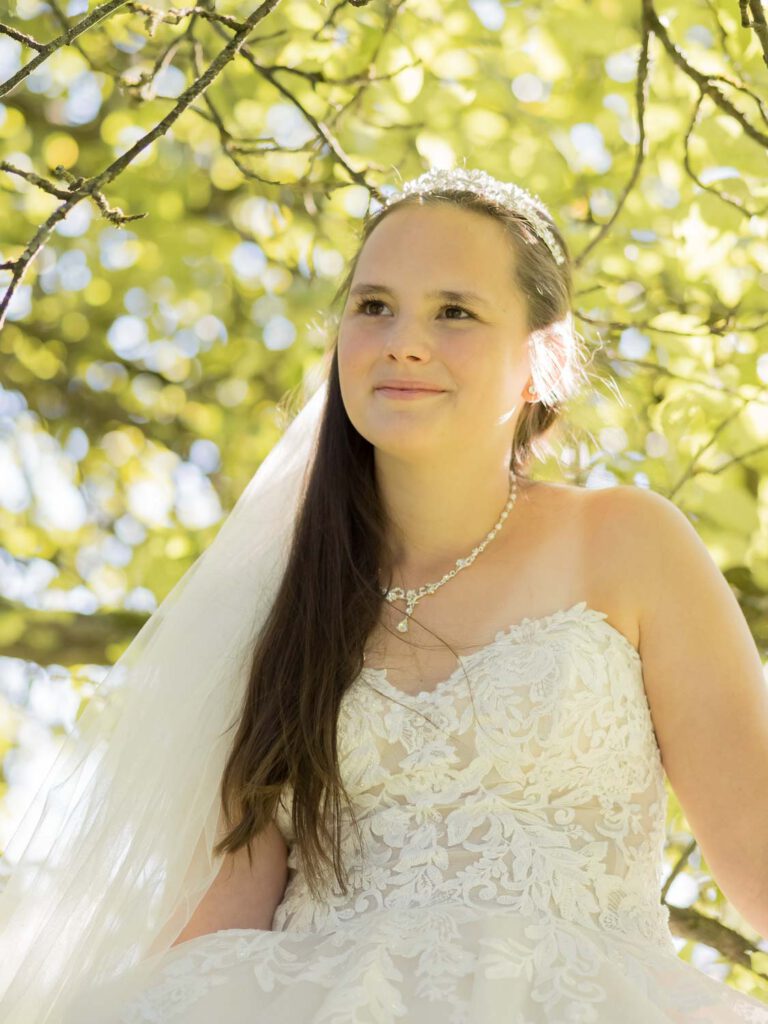 braut zwischen blaettern