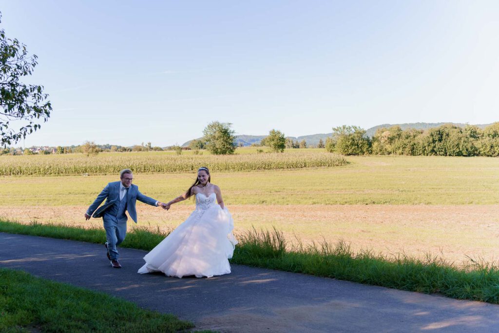 brautpaar rennt auf strasse