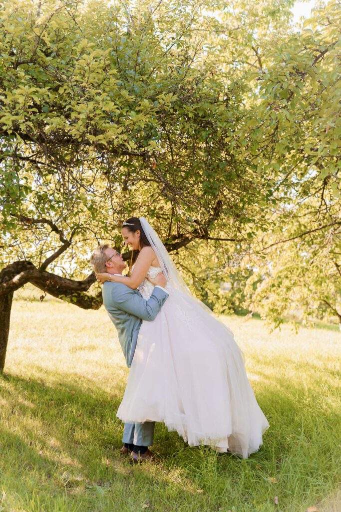 braeutigam hebt braut hoch