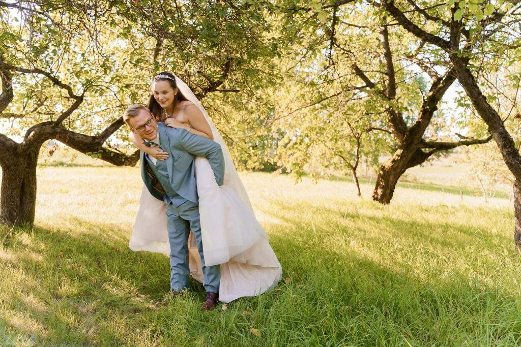 braut huckepack auf braeutigam