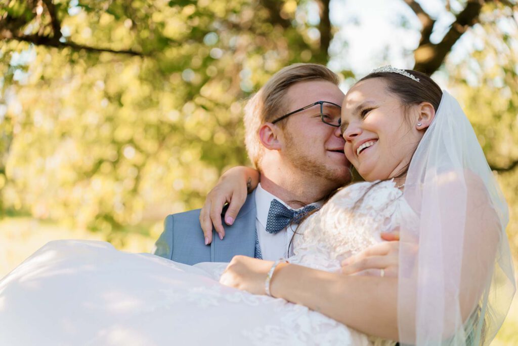 braeutigam traegt braut