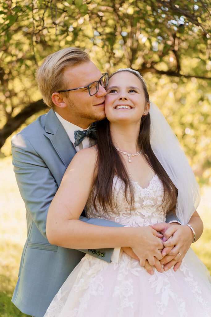 braeutigam umarmt braut