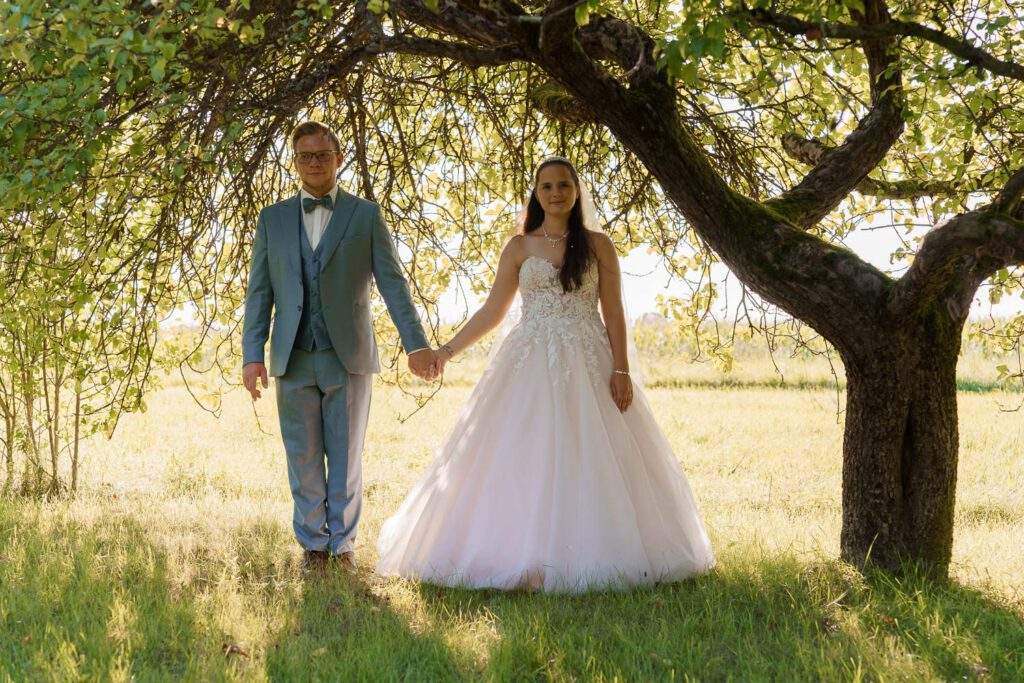 brautpaar unter baum