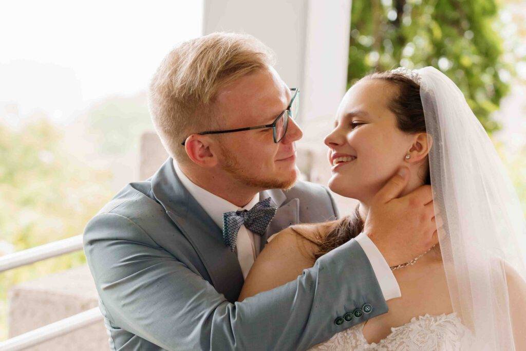 braeutigam umarmt braut