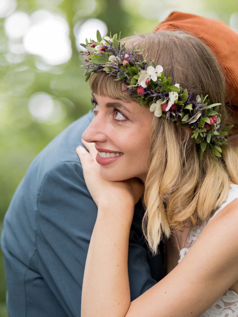 braut-kuscheln-bluetenkranz