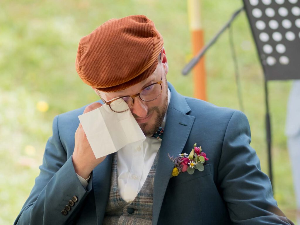 brautigam-weinen-hochzeit