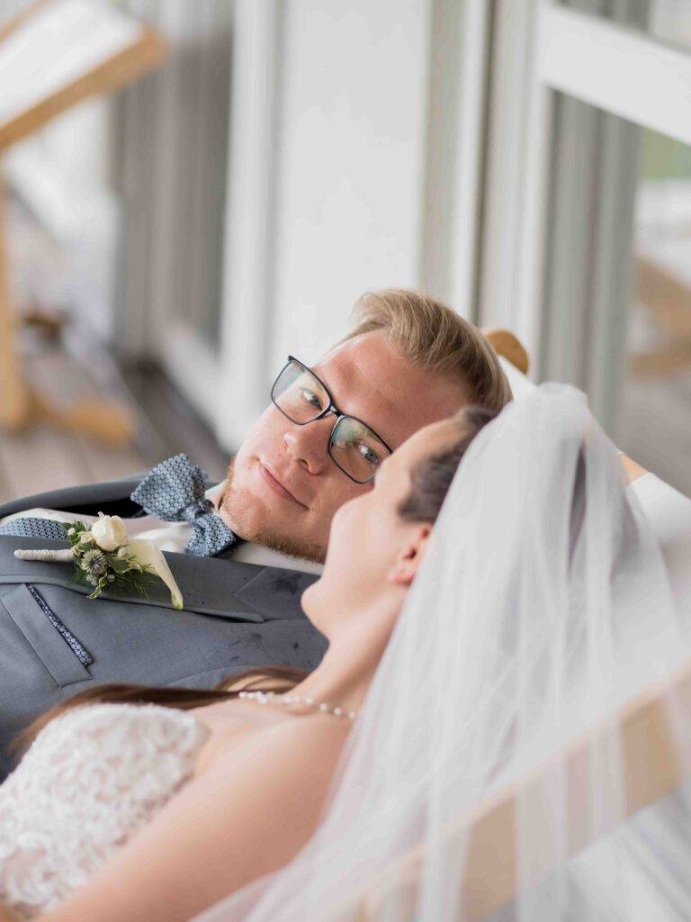 brautpaar auf liegestuehlen