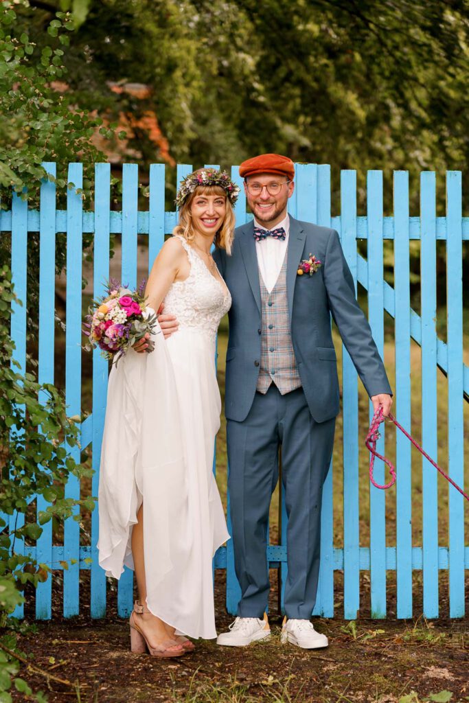 brautpaar-blauer-zaun