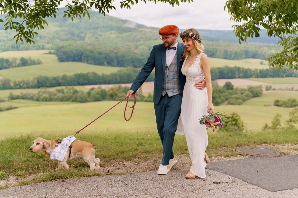 brautpaar-hund-natur