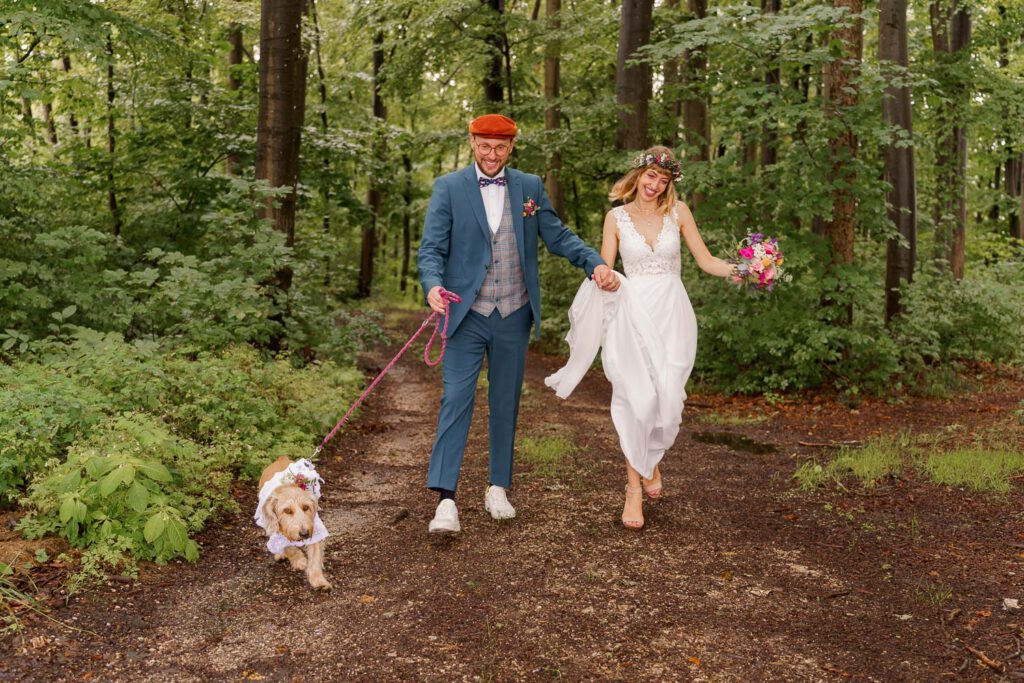 brautpaar-rennen-hund-wald