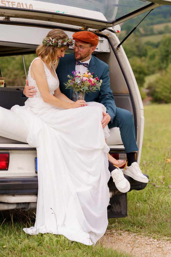 brautpaar-sitzen-kofferraum-vwbully