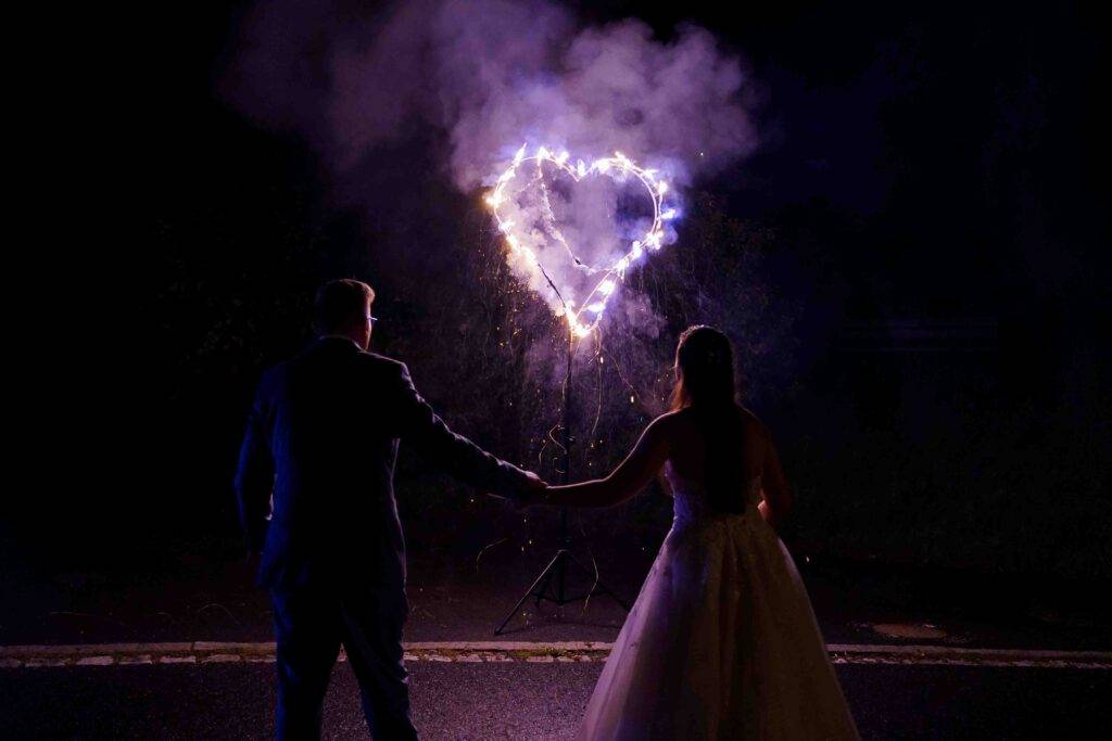 brautpaar vor feuerwerk herz