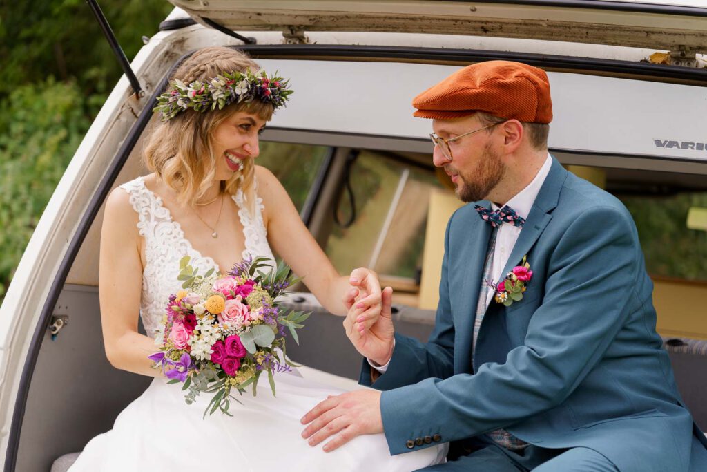 brautpaar-vwbully-kofferraum