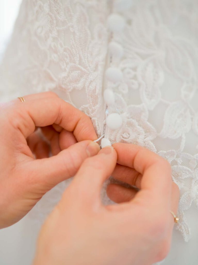 gettingready-kleid-zuknoepfen