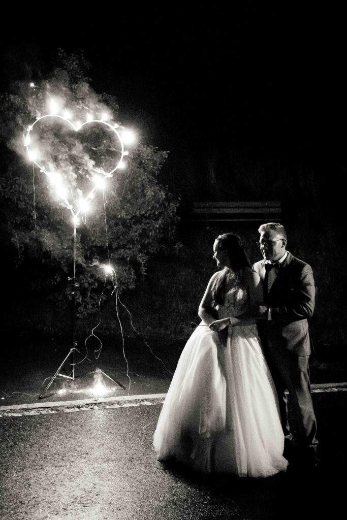 herz feuerwerk mit brautpaar