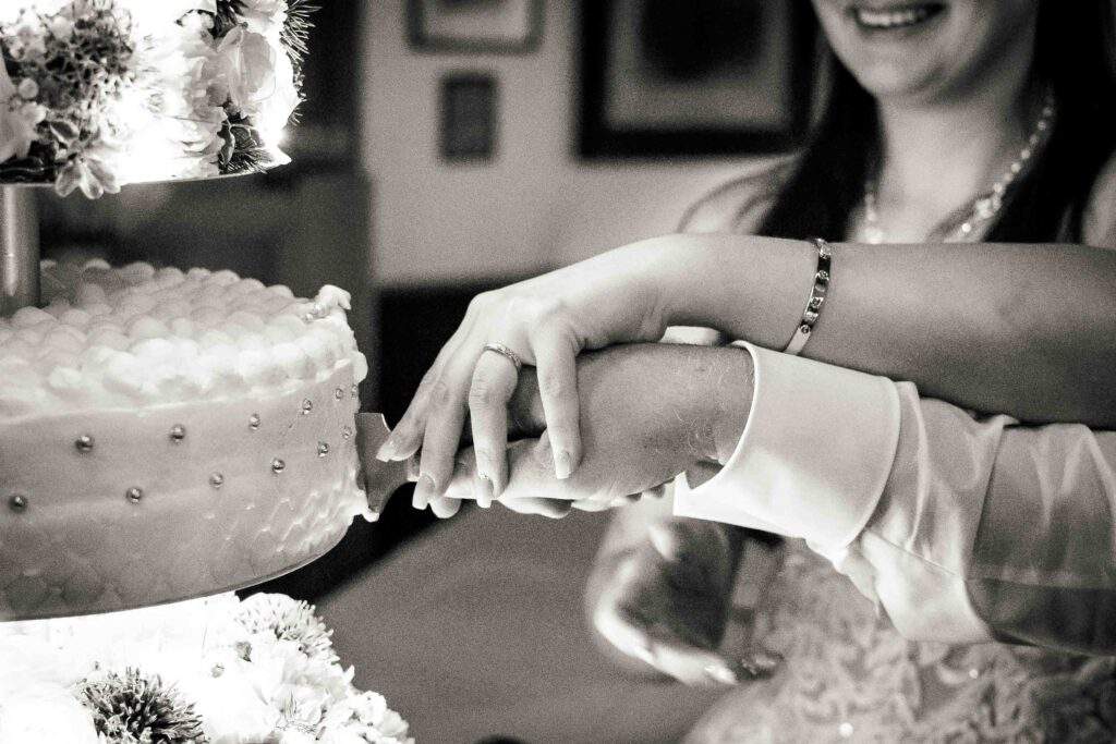 hochzeitstorte anschnitt