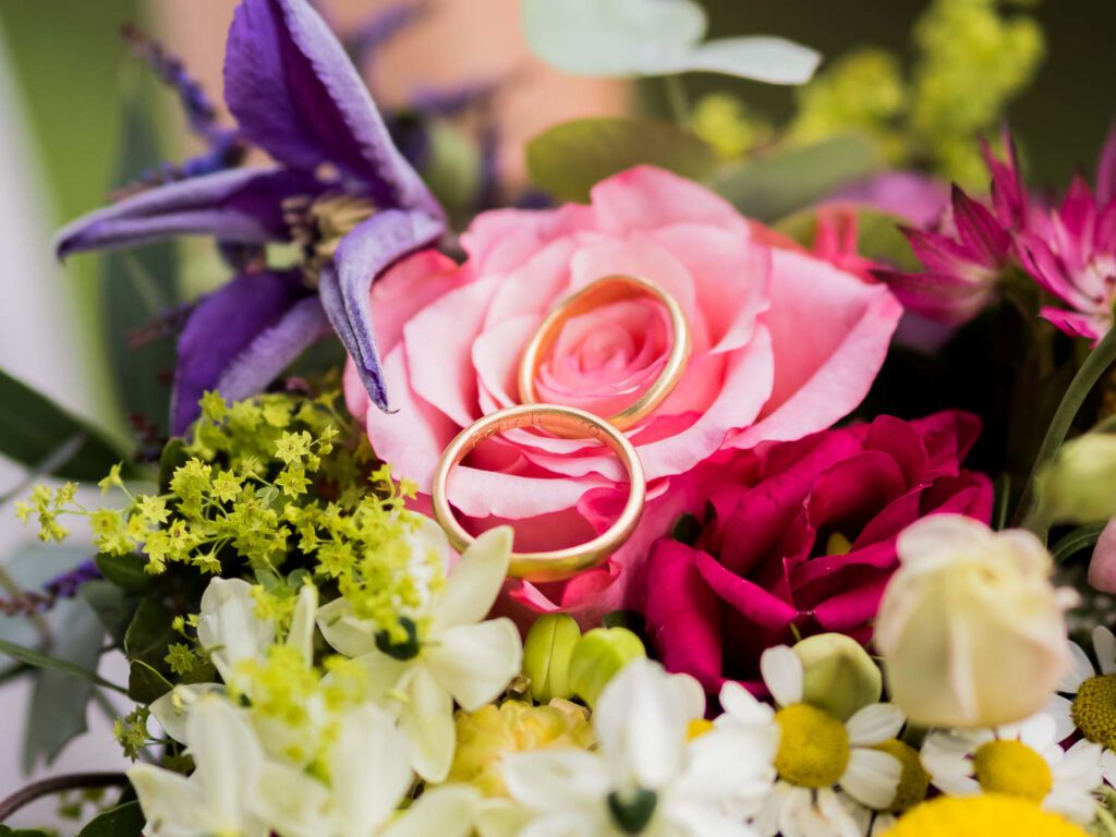 ringe-brautstrauss-bunt