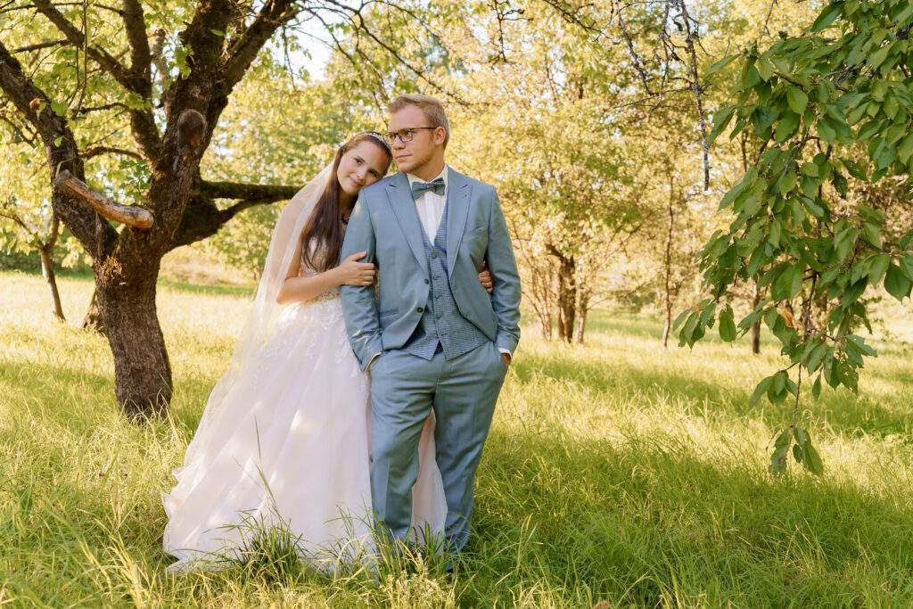 brautpaar auf wiese