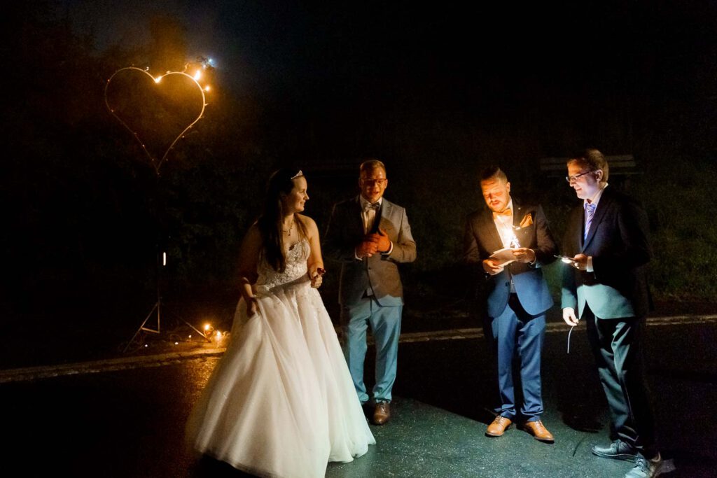 trauzeuge haelt rede vor brautpaar bei nacht