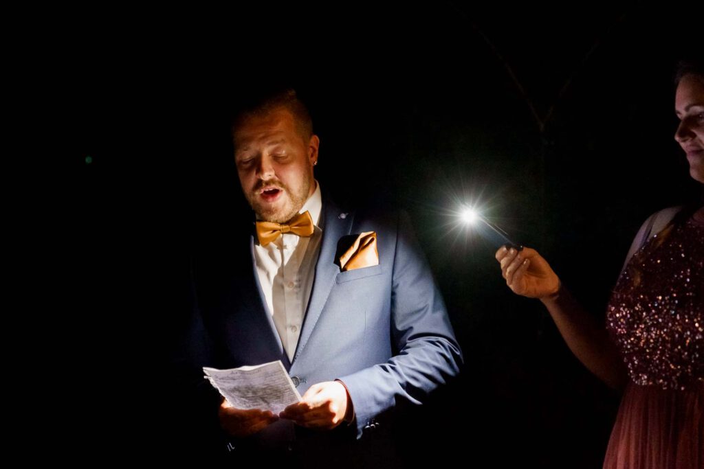 trauzeuge haelt rede bei nacht