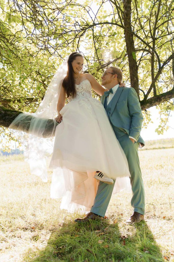 braut auf baum-braeutigam steht