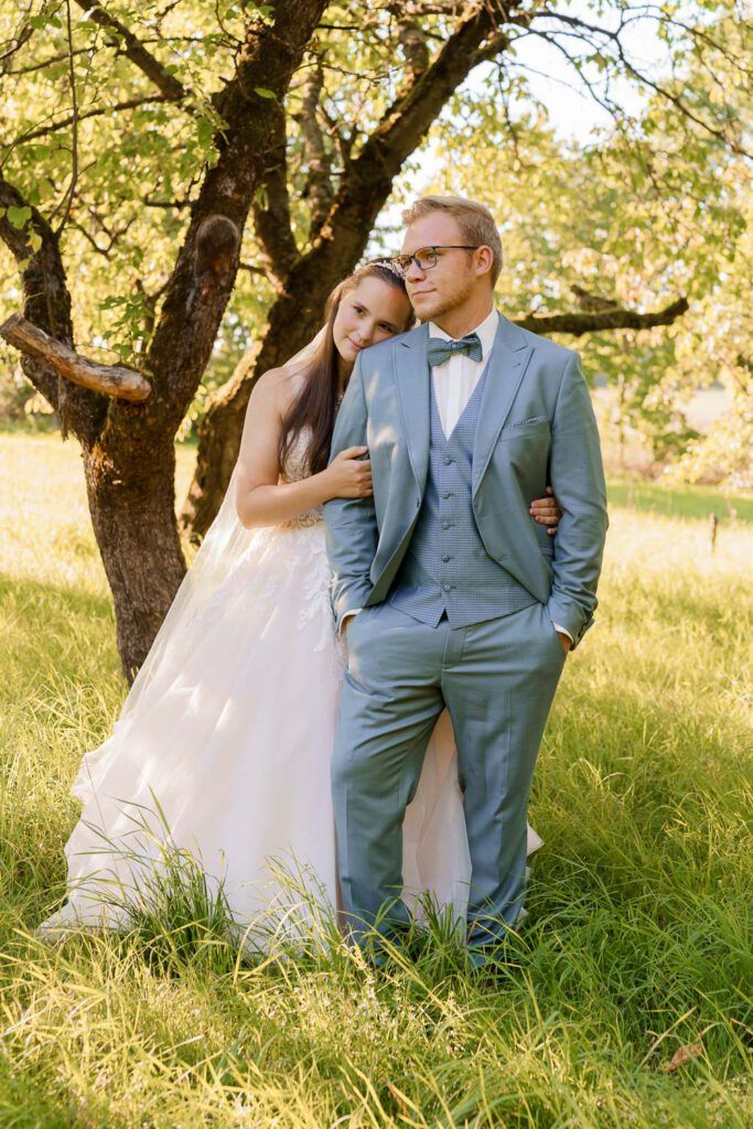 brautpaar-wiese-baum