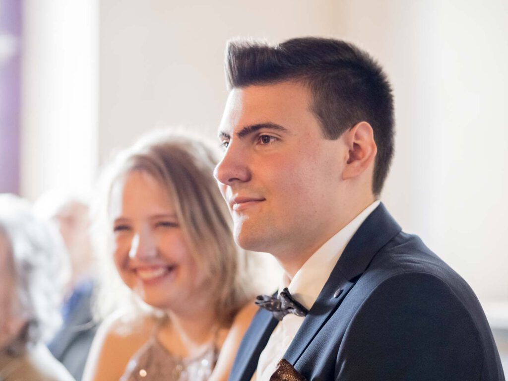 hochzeitsgaeste bei standesamtlicher trauung