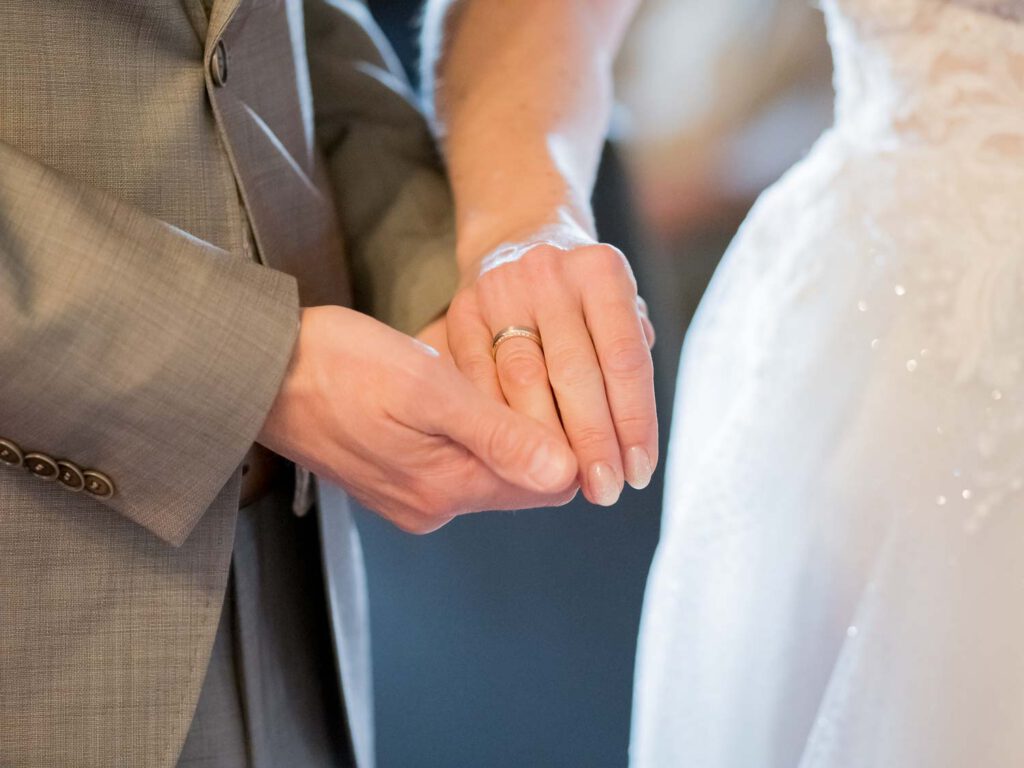 haende mit ring standesamtliche trauung henfenfeld