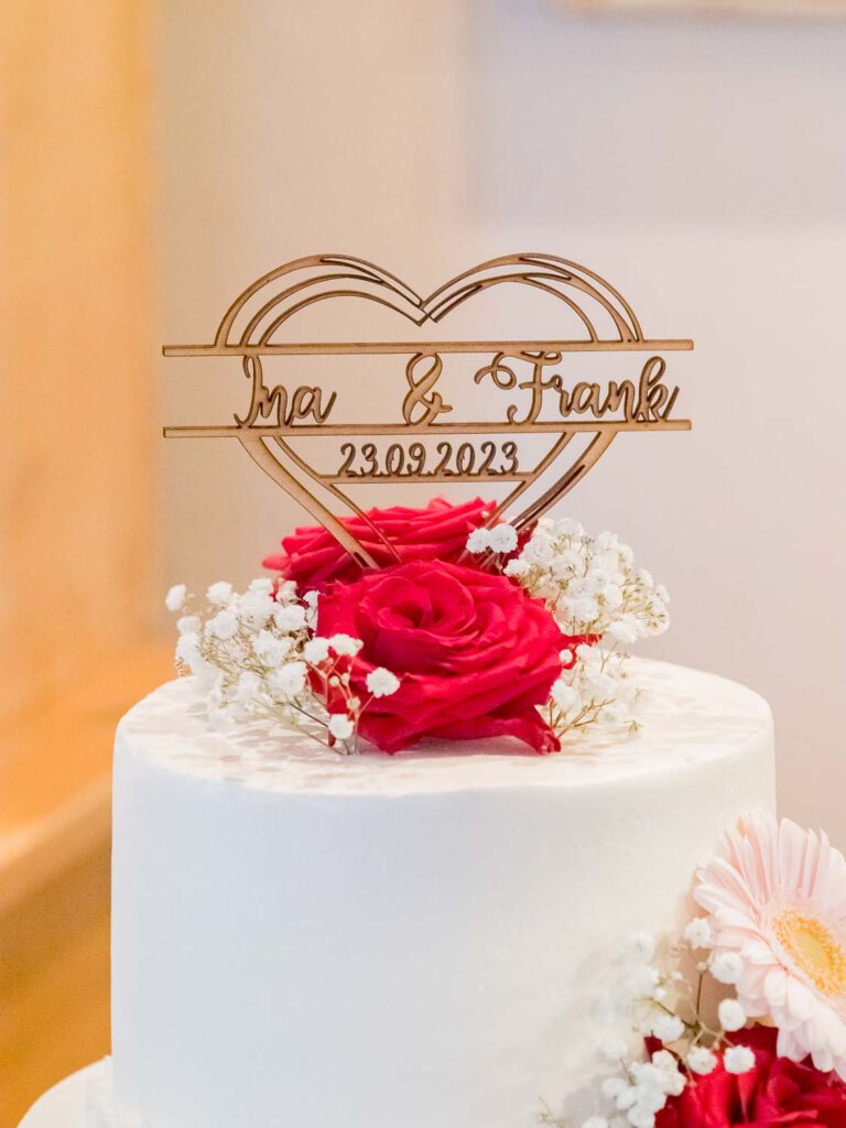 topper auf hochzeitstorte