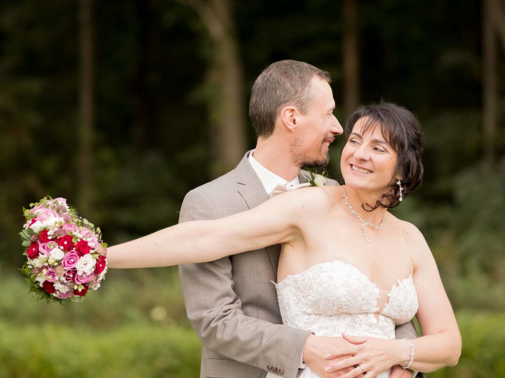 brautpaar mit brautstrauss