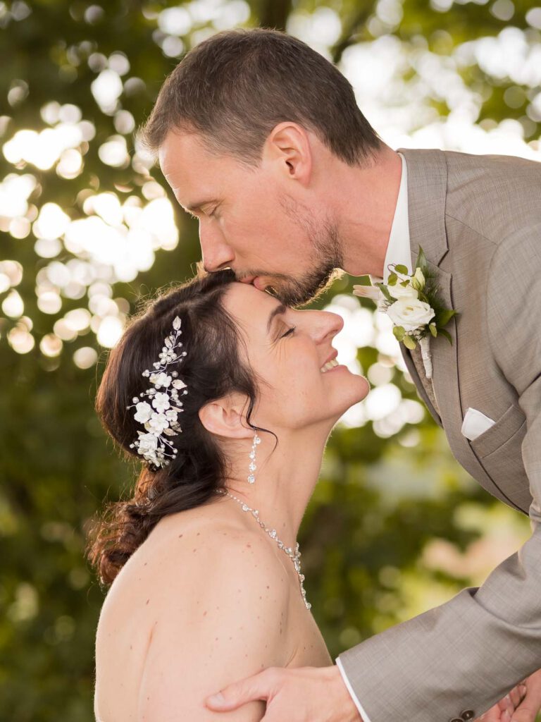 braeutigam kuesst braut auf stirn