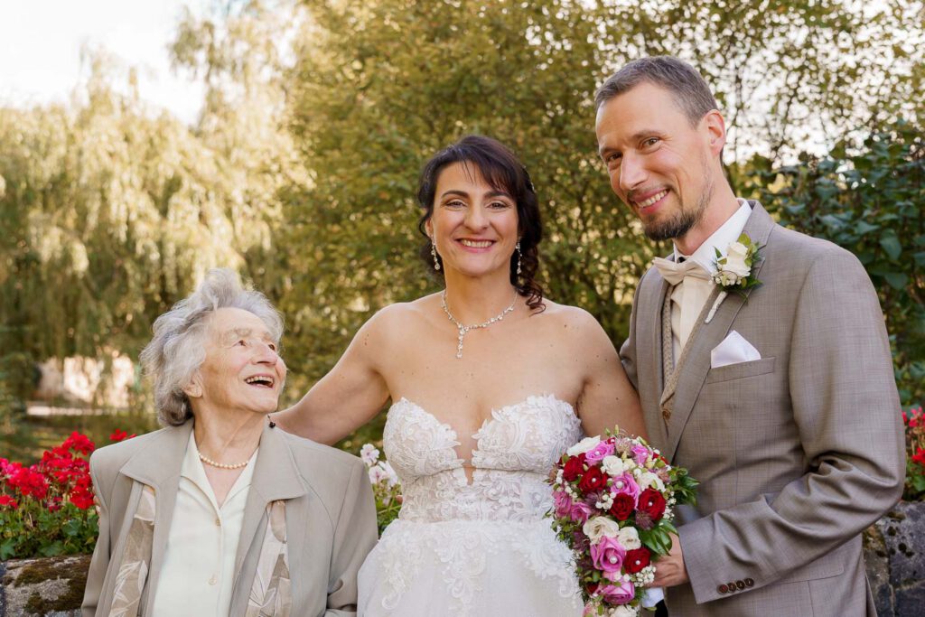 oma mit brautpaar hochzeit henfenfeld