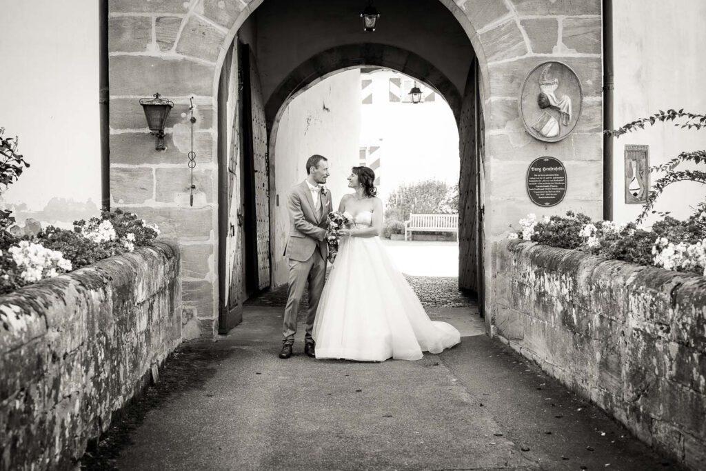 brautpaar vor schloss henfenfeld