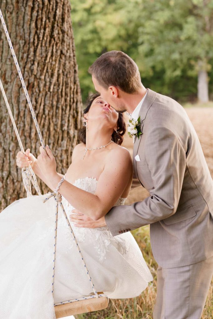 braut kuesst braeutigam auf schaukel