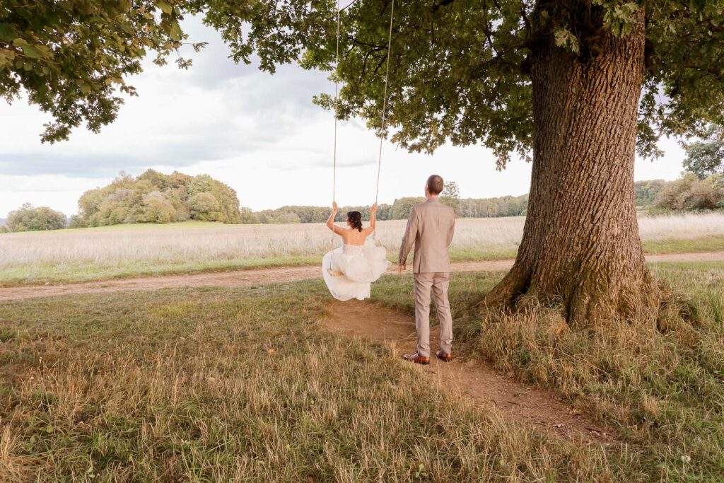 brautpaar bei schaukel und baum