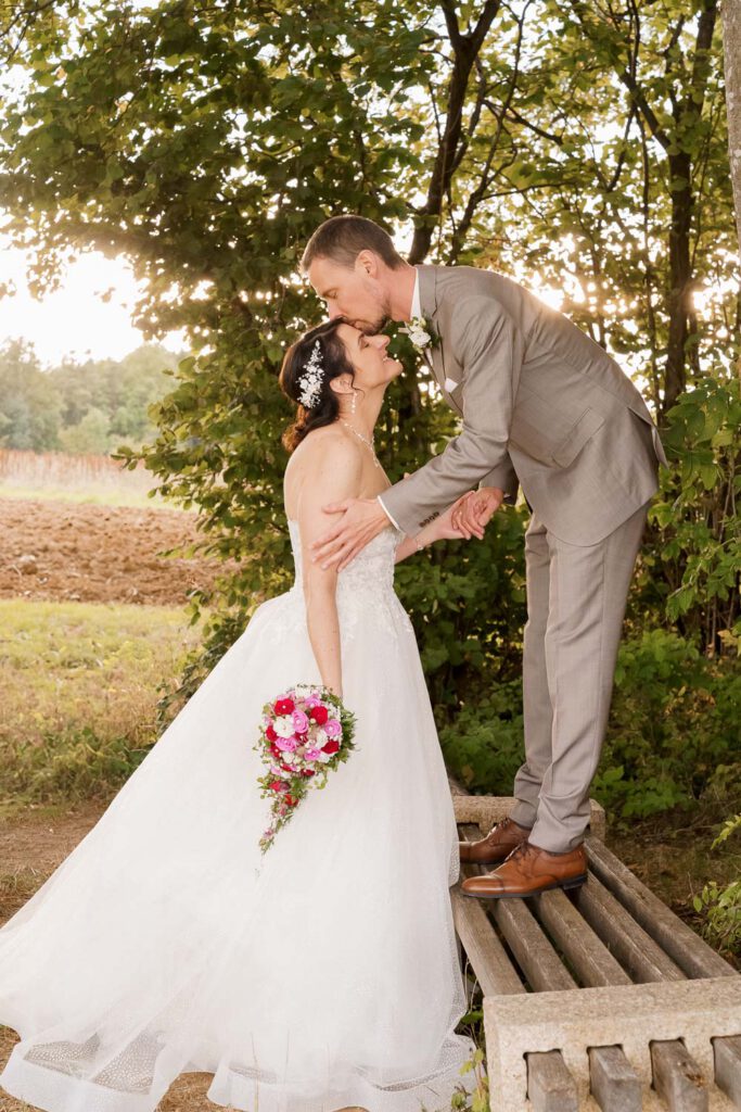 braeutigam kuesst braut auf stirne