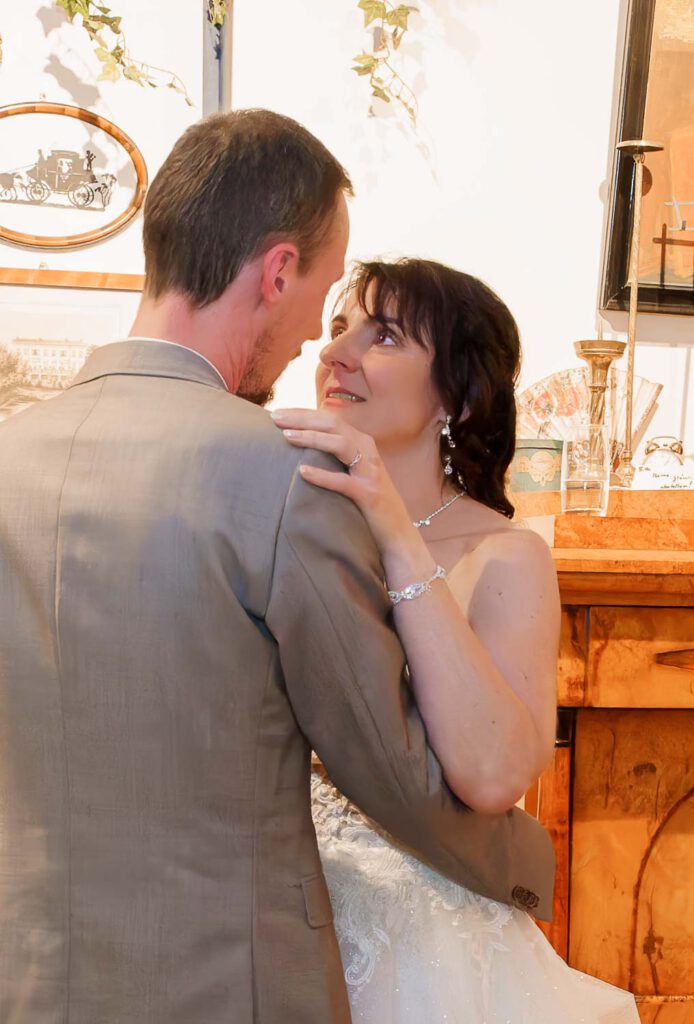 brautpaar blicke hochzeitstanz