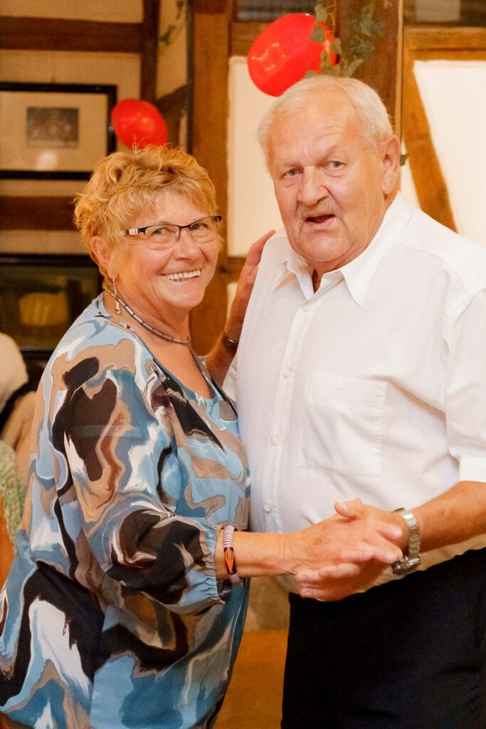 gaeste tanzen auf hochzeit