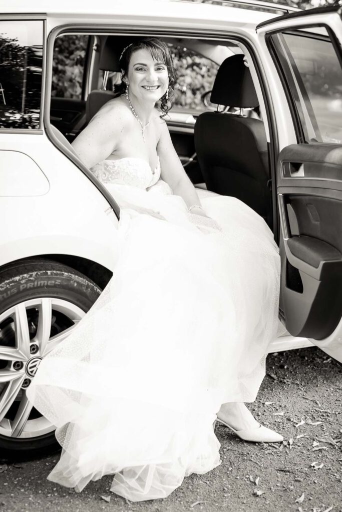 braut steigt aus auto aus