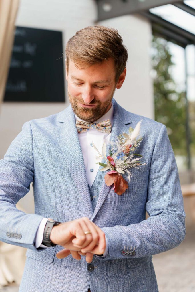 braeutigam wartet auf braut hochzeit