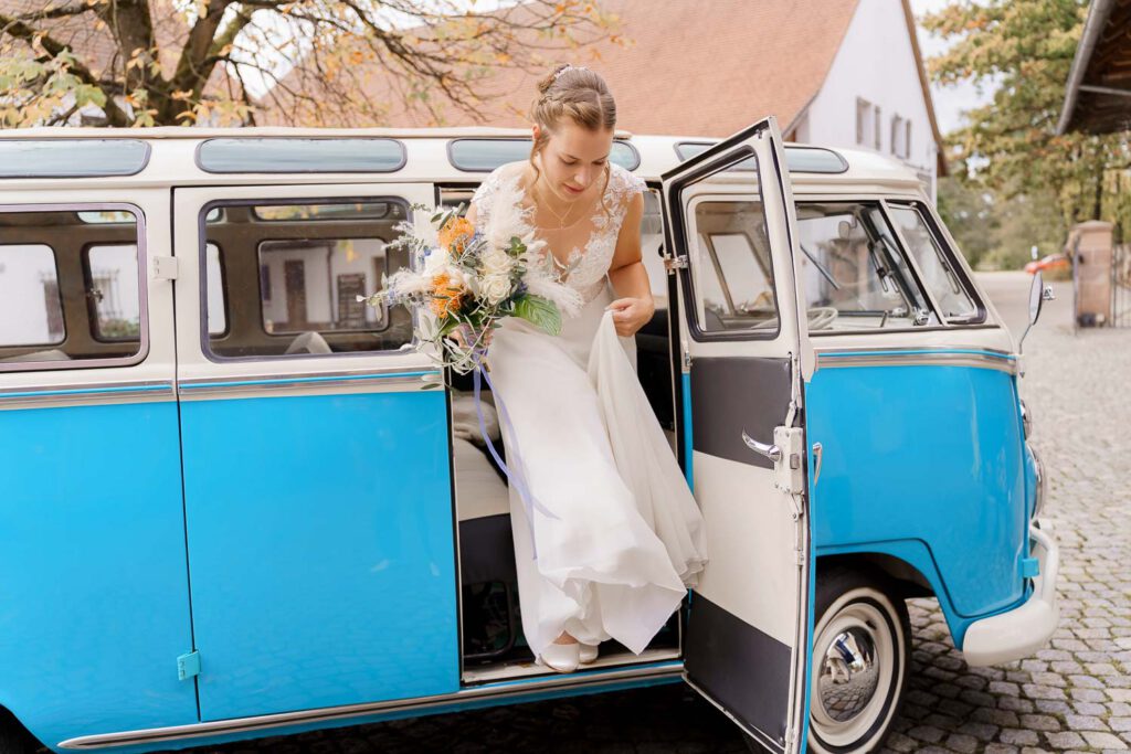 braut steigt aus vw bully