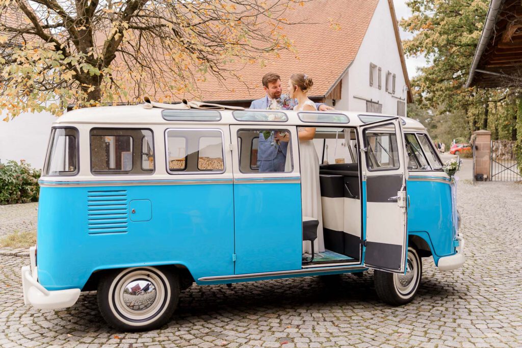 brautpaar hochzeit bully oldtimer