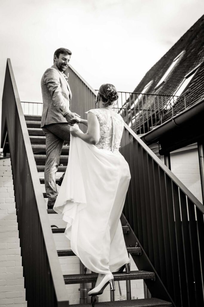 brautpaar treppe hochzeit