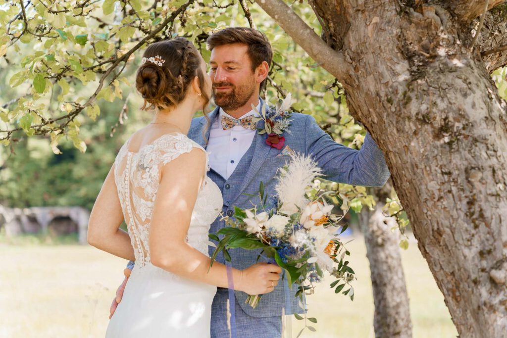 brautpaar unter baum