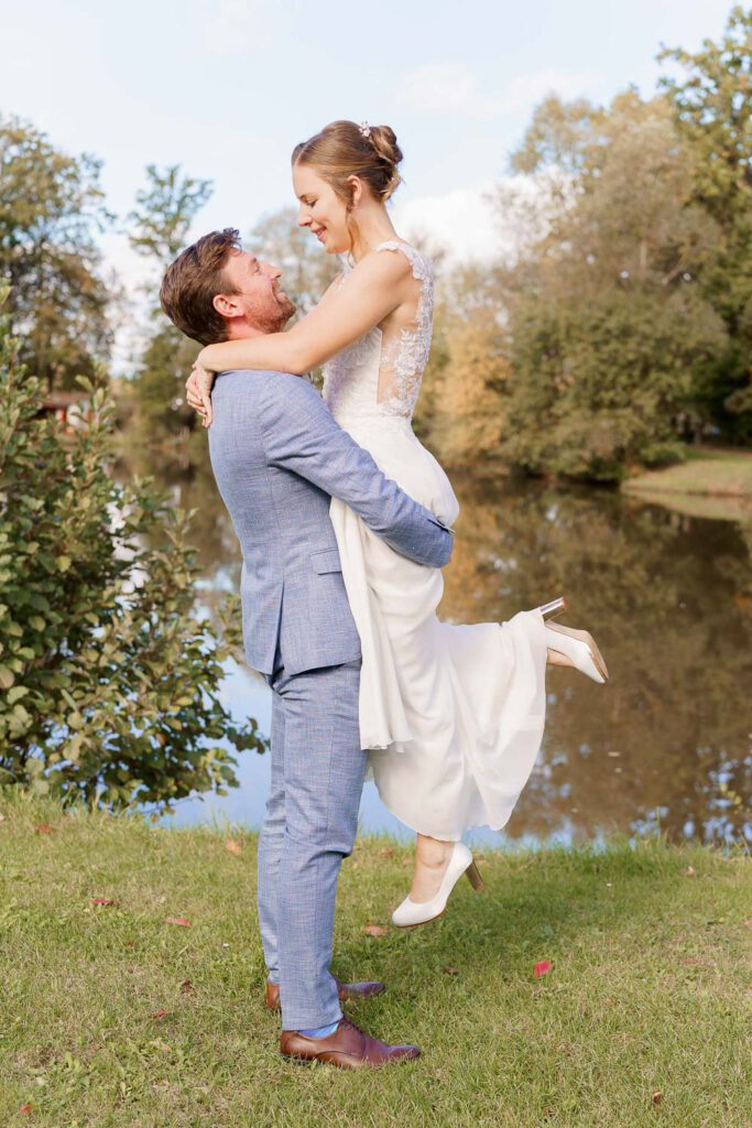 braeutigam hebt braut hochzeit scherauer hoch
