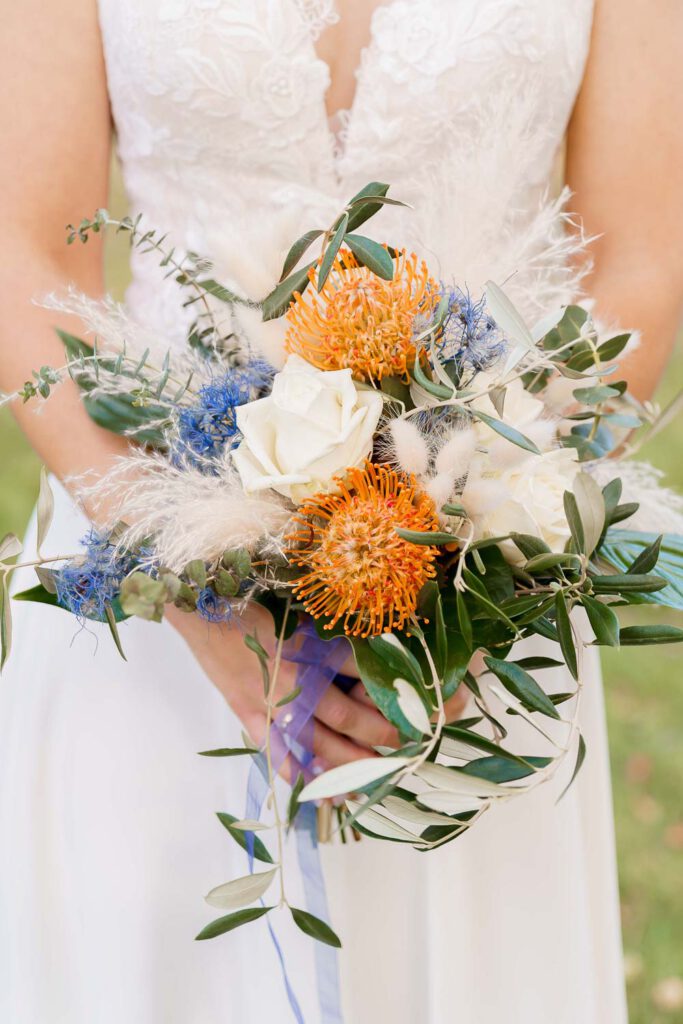 brautstrauss orange weiss blau