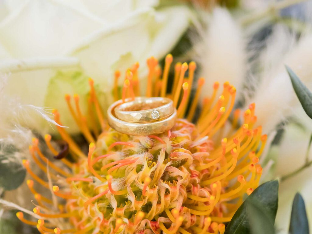 gehaemmerte eheringe brautstrauss