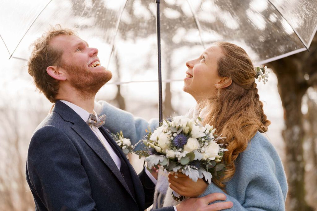brautpaarshooting regenschirm regen hochzeit