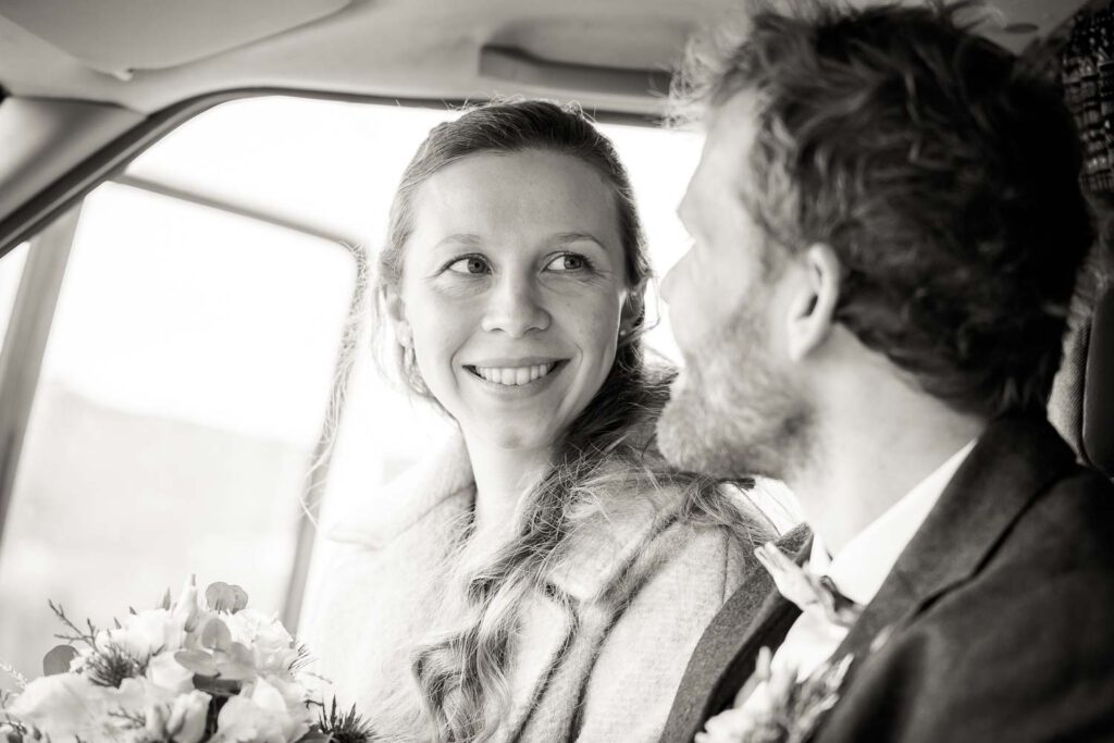 brautpaar kastenwagen hochzeit