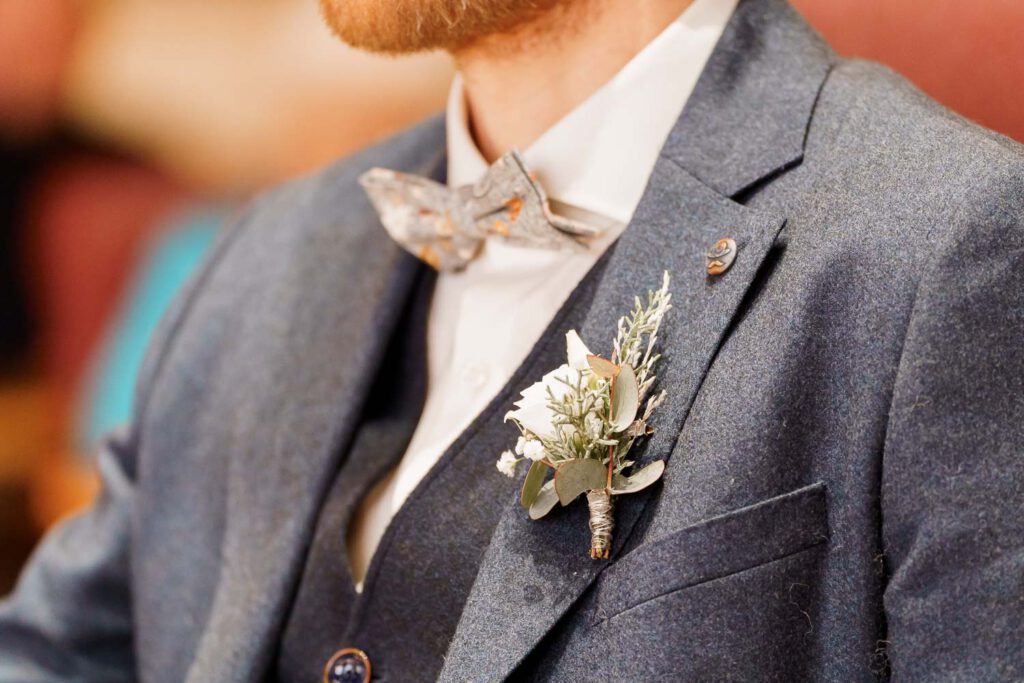 blumenschmuck braeutigam fliege hochzeit